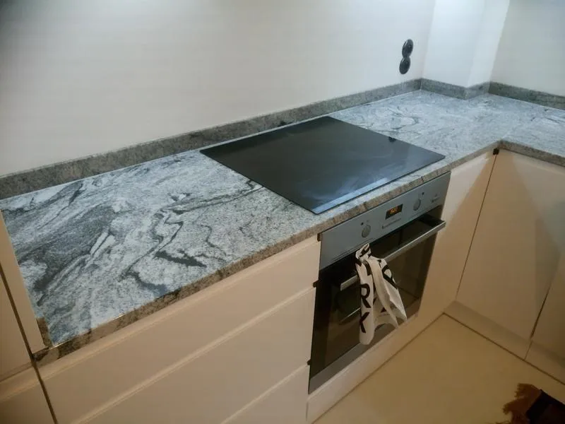 Ile kosztuje blat kamienny? Ceny, montaż i koszty dodatkowe