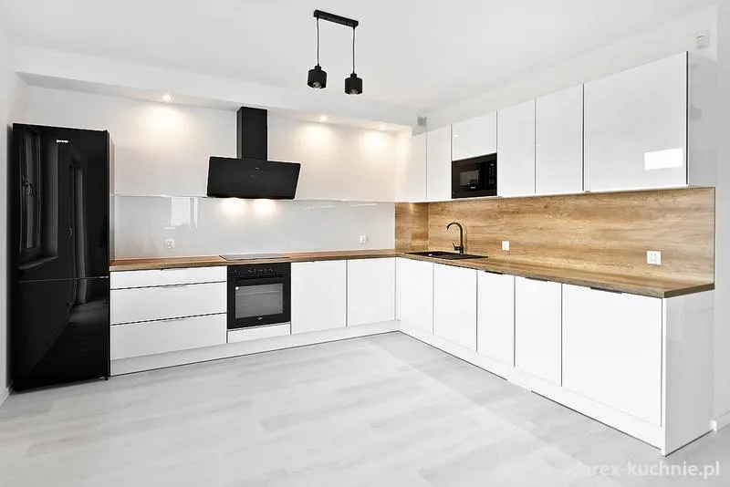 Jak odmienić białą kuchnię? Najlepsze inspiracje na przestrzeń między szafkami