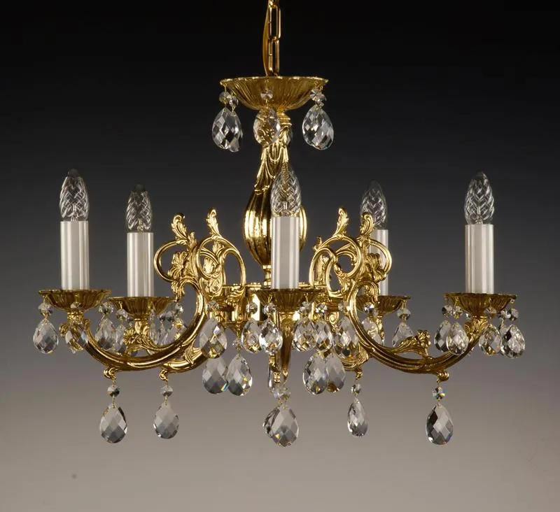 Jak skutecznie wyczyścić żyrandol z mosiądzu? Sprawdzone metody w jednym miejscu