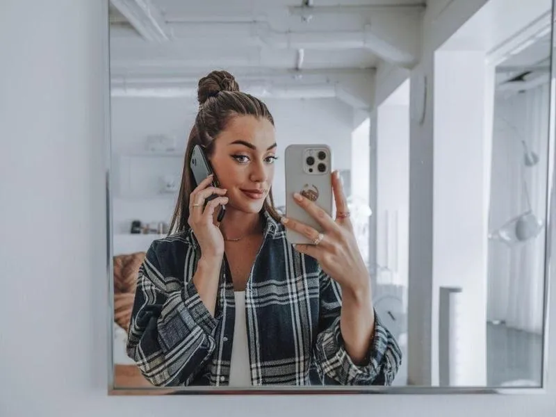 Jak trzymać telefon do zdjęcia w lustrze? Lepszy kadr bez przypadkowych błędów