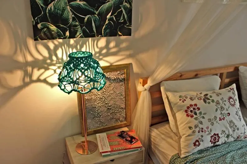 Jak z plastikowych butelek stworzyć kreatywny abażur - proste pomysły na DIY