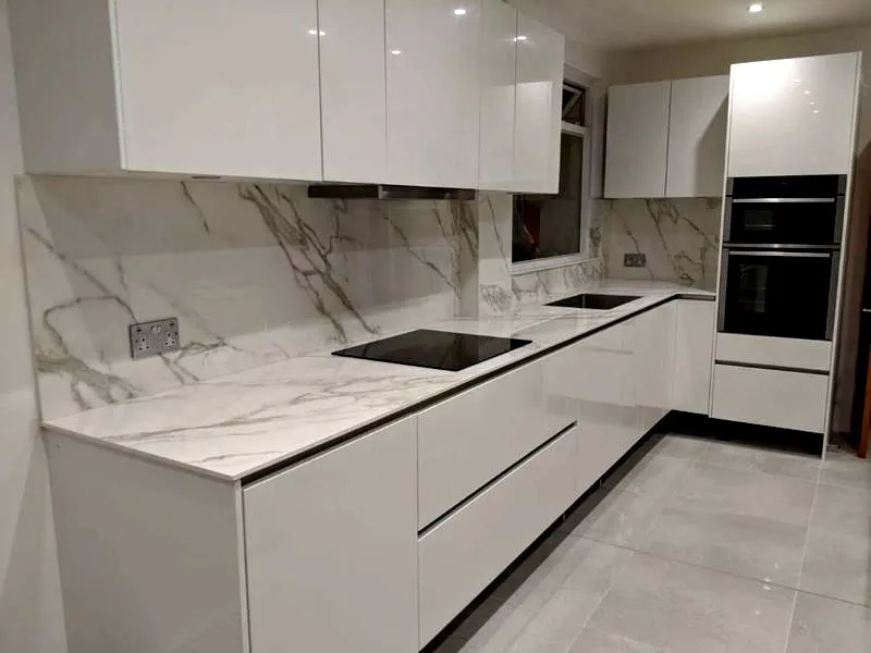 Jakie kamienie na blat kuchenny wybrać? Najlepsze opcje i ich wady