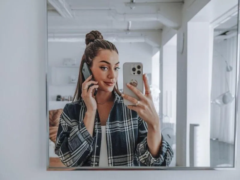 Odkryj sekrety idealnych selfie: jak zrobić ładne zdjęcie w lustrze?