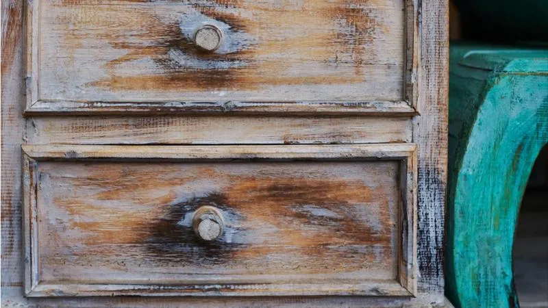 Odkryj tajniki, jak postarzać meble krok po kroku – sprawdź proste techniki na styl vintage
