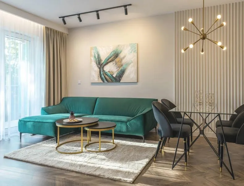 Pomysły na dodatki do beżowej kanapy, które odmienią Twój salon