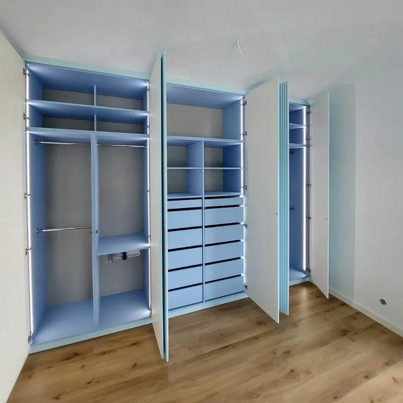 Przewodnik po stworzeniu szafy wnękowej z drzwiami otwieranymi - krok po kroku do udanego projektu