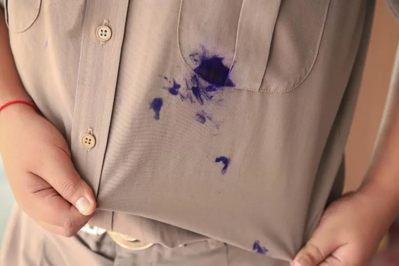 Skuteczne sposoby na usunięcie plam z długopisu z kanapy