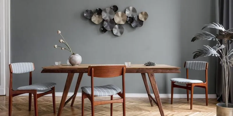 Stylowe zestawienia: jaki kolor ściany idealnie dopełnia brązowe meble?