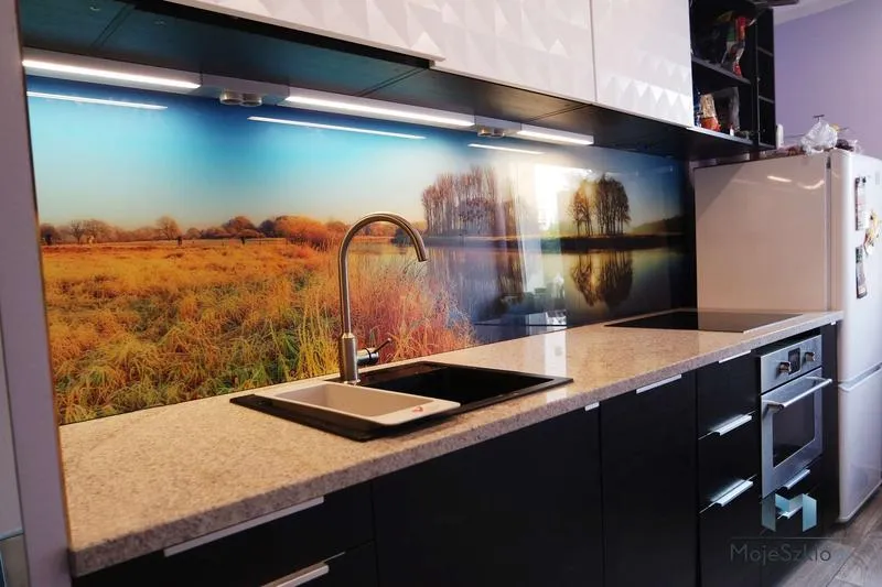 Szkło do białej kuchni z drewnianym blatem – sprawdź idealne rozwiązania dla swojego wnętrza