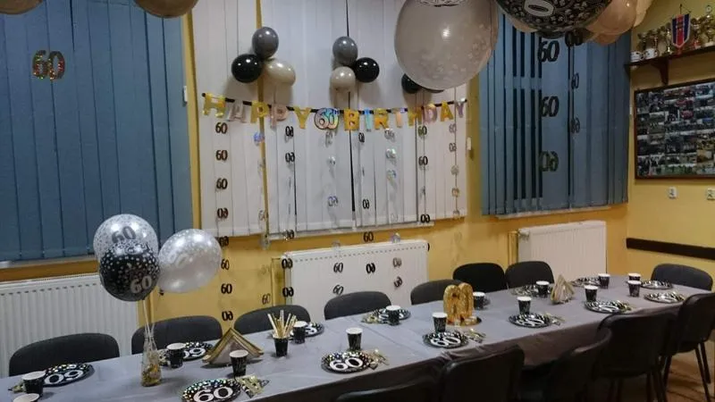 Zachwyć Gości: Kreatywne Pomysły na Dekorację Stołu na 60 Urodziny