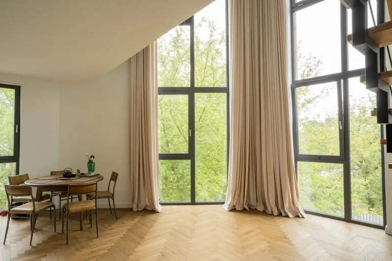 Zasłony na podłodze – odkryj zalety i wady tego stylowego rozwiązania!