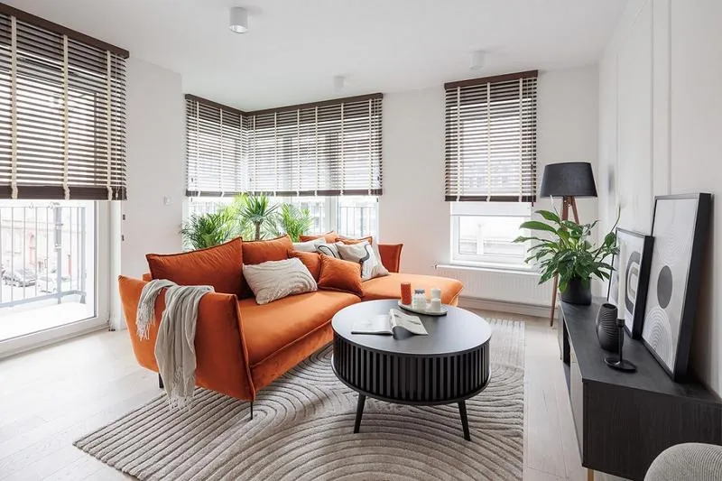 Aranżacja wnętrz z brązowymi meblami