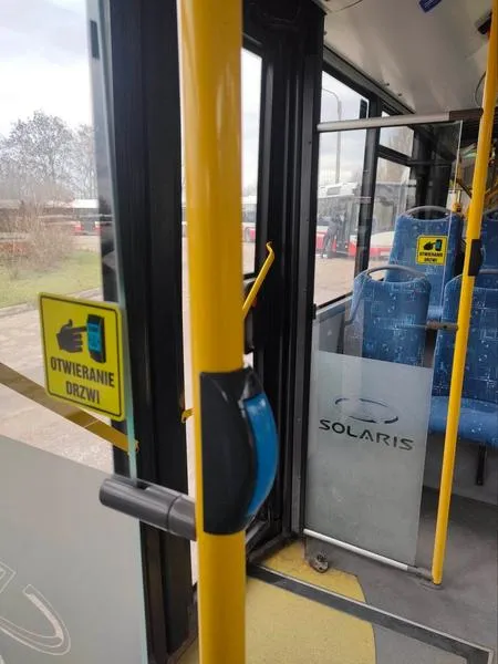 Awaryjna dźwignia w autobusie