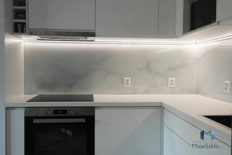 Biała kuchnia z drewnianym blatem