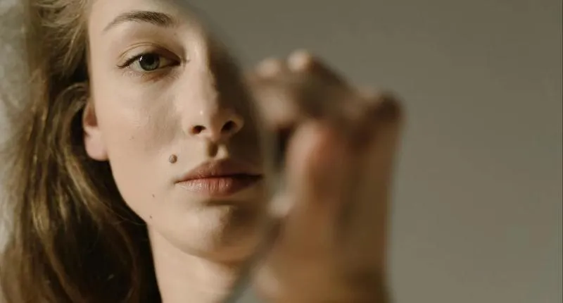 Iluzje optyczne i fizyka luster