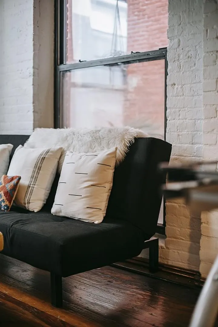 Kolory dywanów do czarnej kanapy