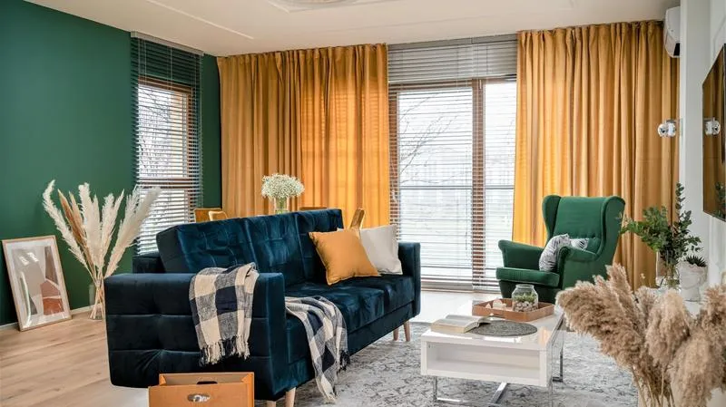 Kolory zasłon do granatowej kanapy