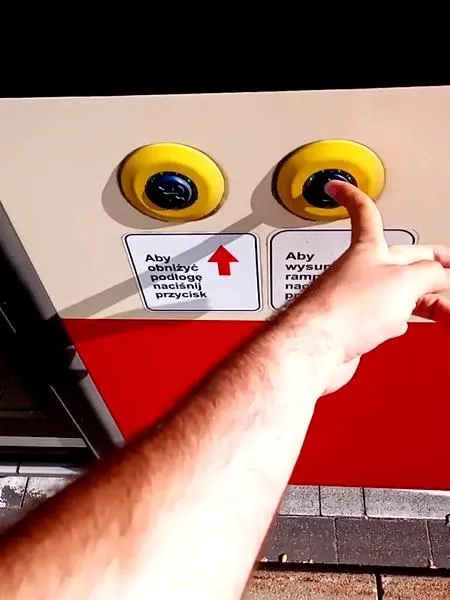 Otwieranie drzwi w autobusie