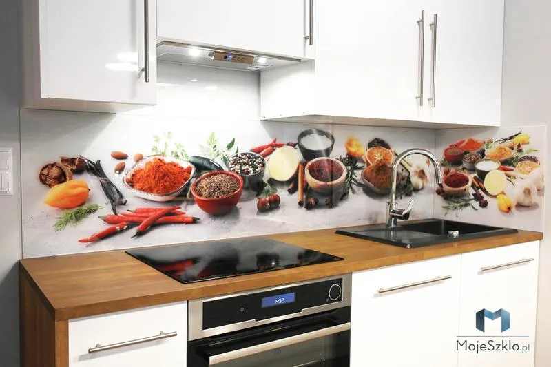 Panele pod szafkami w kuchni