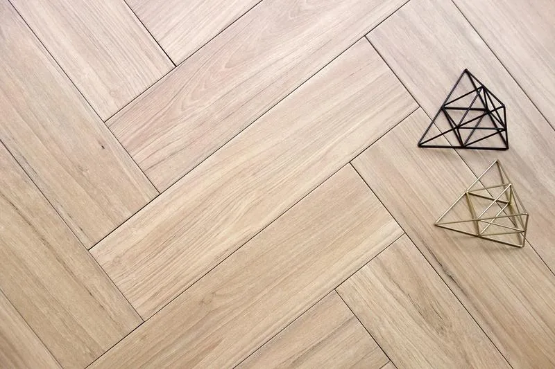 Płytki drewnopodobne do salonu