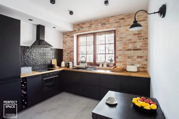 Ściana między szafkami kuchennymi