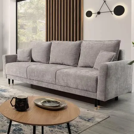 Szara kanapa w brązowych meblach