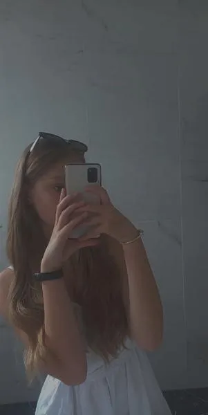 Trzymanie telefonu do zdjęcia