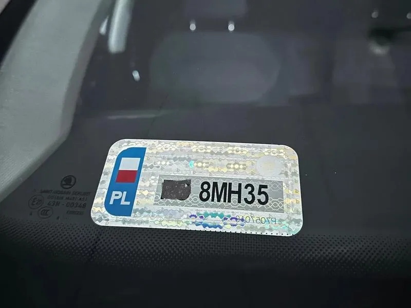 Usuwanie naklejek z lustra