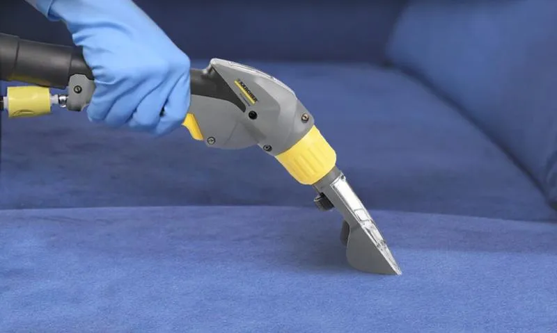 Usuwanie plam z kanapy