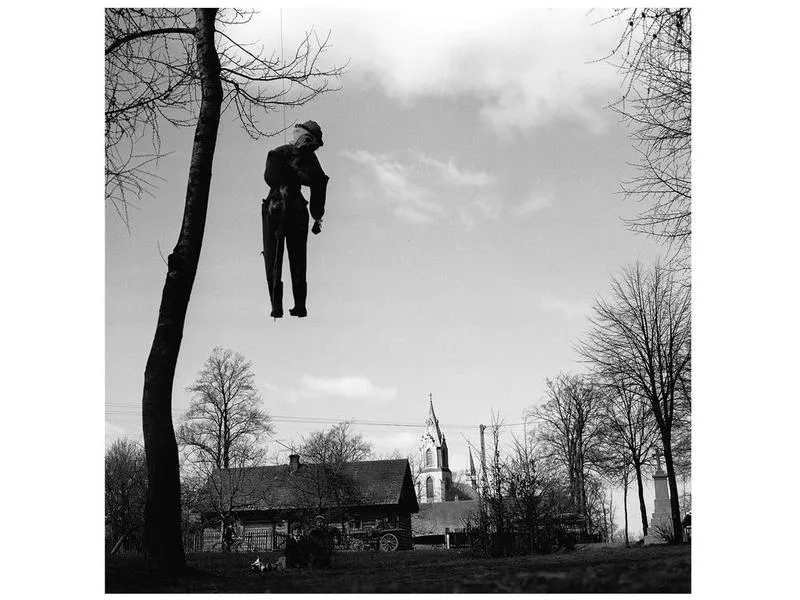 Wieszanie zdjęć w małym salonie