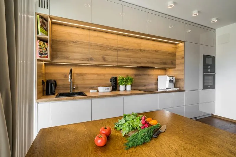 Wykończenie ściany między blatem a szafkami