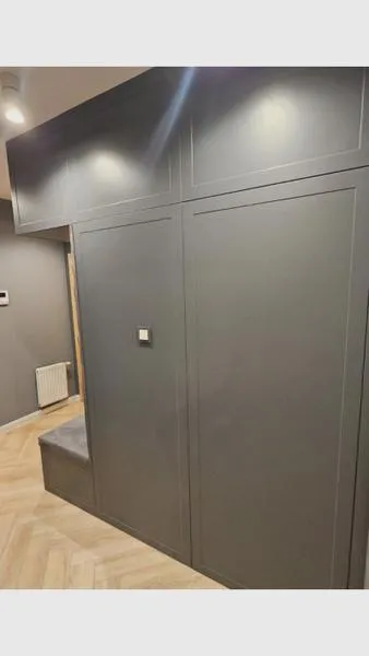Zabudowa ściany z schowkami